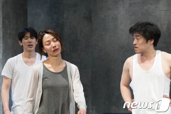연극 '녹천에는 똥이 많다'© 뉴스1