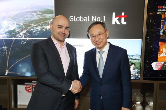 황창규 KT 회장(오른쪽)이 알렉세이 코르냐 러시아 모바일텔레시스템즈(MTS)그룹 최고경영자와 기념 촬영을 하고 있다. KT 제공