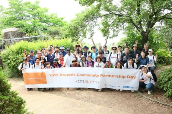 한국노바티스 임직원들이 지난 17일 ‘제23회 지역사회 봉사의 날’을 맞아 나눔장애인자립센터를 방문해 시각장애인 20여명과 함께 심학산 산림공원에 봄 나들이를 나섰다. 사진=한국노바티스 제공