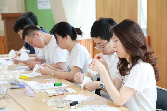한국노바티스 임직원들이 지난 17일 ‘제23회 지역사회 봉사의 날’을 맞아 구립영등포노인복지센터에서 미세먼지 마스크를 만들고 있다. 사진=한국노바티스 제공
