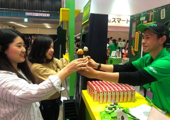 지난 17~19일 일본 혼슈 치바현 마쿠하리 메세에서 진행된 'KCON 2019 JAPAN'에서 CJ제일제당의 '비비콘'을 관람객들이 구매하고 있다. CJ제일제당 제공