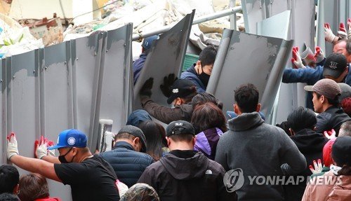 해머로 상인들 위협한 수협직원 체포..."자물쇠 부수다 발생"