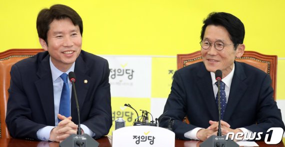 이 원내대표(왼쪽)와 윤소하 정의당 원내대표. 2019.5.9/뉴스1 © News1 김명섭 기자