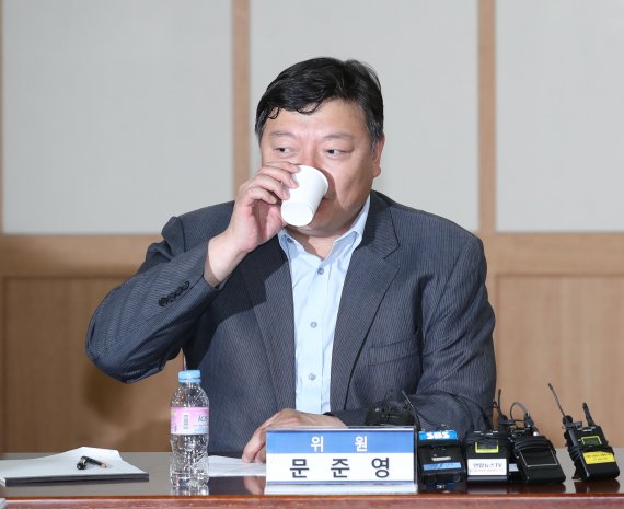 20일 오후 정부과천청사 법무부 대회의실에서 문준영 법무부 검찰과거사위원회 위원이 '장자연 사건' 관련 최종 심의 결과를 발표하고 물을 마시고 있다. 연합뉴스