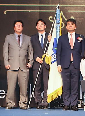 21일 신동환 푸르밀 대표이사(왼쪽 첫번째)가 ‘2019 대한민국 전기안전대상’을 수상하고 기념촬영을 하고 있다.