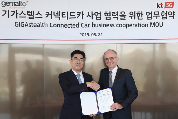 KT 미래플랫폼사업부문장 이동면 사장(왼쪽)과 젬알토 필립 발리 사장이 ‘5G 보안 솔루션 기가스텔스를 기반으로 한 커넥티드카 공동 사업 추진 업무협약’을 체결하고, 기념 촬영을 하고 있다.