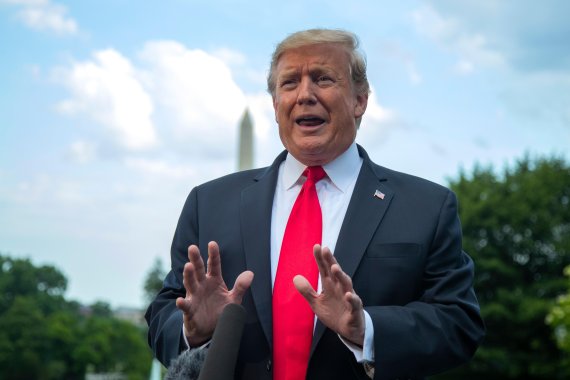 President Donald Trump speaks to reporters before leaving the White House in Washington, Monday, May 20, 2019, to attend a campaign rally in Montoursville, Pa. (AP Photo/Manuel Balce Ceneta) <All rights reserved by Yonhap News Agency>