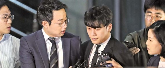 구속영장이 기각된 가수 승리가 14일 밤 서울 중랑경찰서를 나서고 있다. 연합뉴스