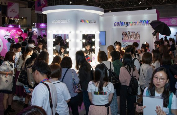 지난 17일 'KCON 2019 JAPAN'에 마련된 올리브영 '컬러그램톡' 부스가 방문객들로 북적이고 있다. CJ 제공