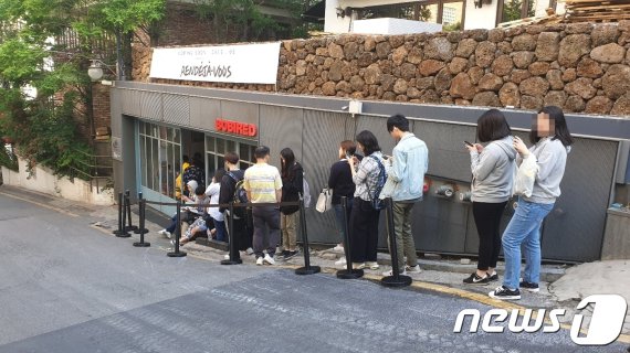 22일 오전, 서울 강남구 인앤아웃 버거 팝업스토어를 기다리는 사람들. © 뉴스1