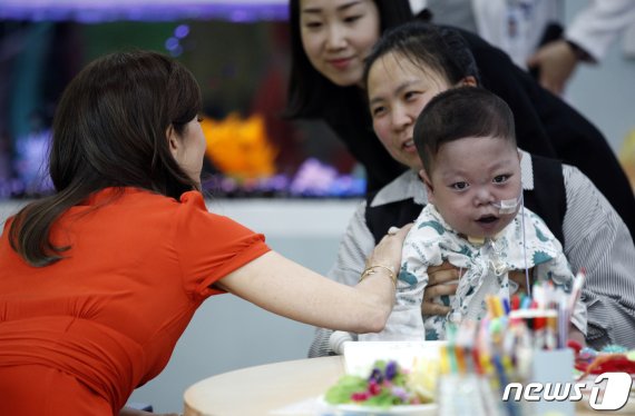 선생님, 또 찔러요? "아이에겐 정맥주사 없이 즉시 피하주사제"