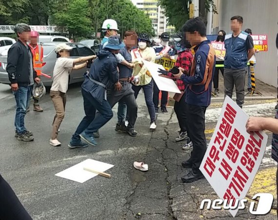 대우건설측 관계자와 시위대가 몸싸움을 벌이고 있다.(독자제공)© 뉴스1