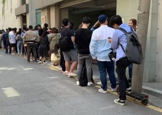 22일 오전 9시 '인 앤 아웃 버거' 팝업매장을 찾은 시민들이 길게 줄을 서 있다. 사진=김성호 기자
