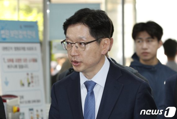 김경수, 노무현 10주기 추도식 대신 '댓글조작 재판' 법정으로