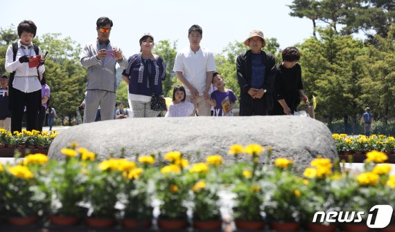 노무현 전 대통령 10주기 추도식을 하루 앞둔 22일 경남 김해시 봉하마을을 찾은 시민들이 고 노무현 전 대통령 묘역에서 참배를 하고 있다. 2019.5.22/뉴스1 © News1 여주연 기자