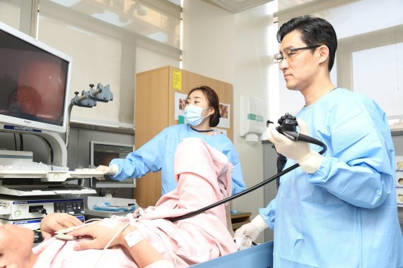 중앙대학교병원 소화기내과 최창환 교수(오른쪽)가 대장내시경을 이용해 환자의 장 상태를 살펴보고 있다. 중앙대학교병원 제공