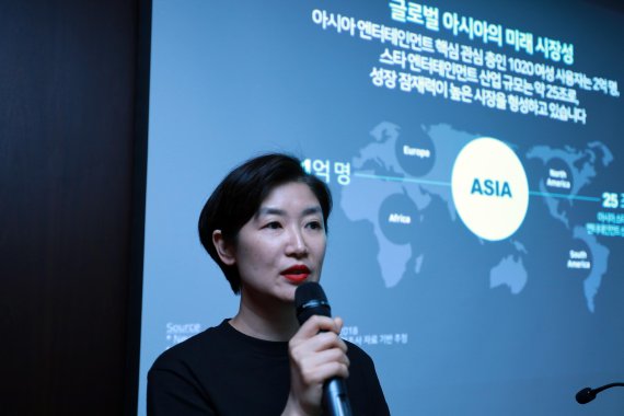 박선영 네이버 V CIC 대표가 23일 서울 명동에서 레스케이프 호텔에서 열린 기자간담회에서 발표하고 있다. 네이버 제공