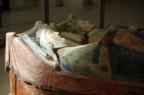 엘리아노르(왼쪽)과 영국왕 헨리2세의 모습. 사진=위키피디아