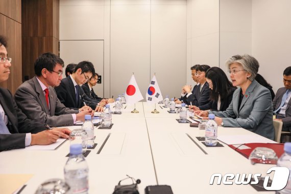韓日 외교장관, 양자 회담에서 강제징용 문제로 '설전'