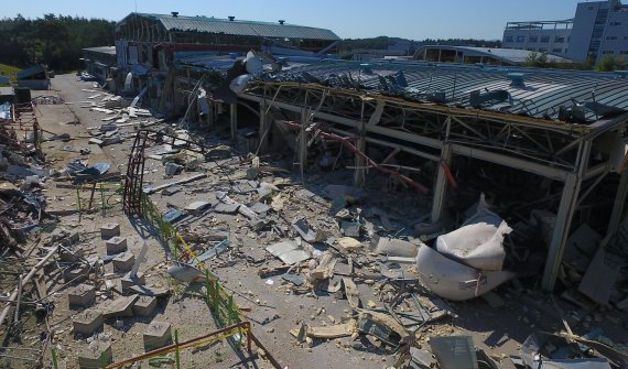 강원테크노파크 강릉벤처공장내 수소탱크 폭발사고 발생 다음날인 24일 현장 모습. 현재 국립과학수사연구원, 강원지방경찰청, 소방당국, 가스안전공사 등이 합동으로 사고 현장에 대한 정밀 감식을 진행하고 있다. 사진=연합뉴스