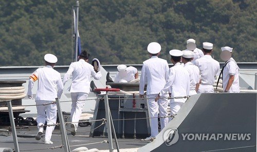 탁현민 "청해부대 '최영함' 순직 장병, 최고 예우해야"