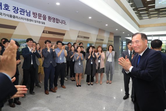 이개호 농식품부 장관이 지난 24일 전북 익산시 국가식품클러스터에 방문해 관계자들과 인사하고 있다.