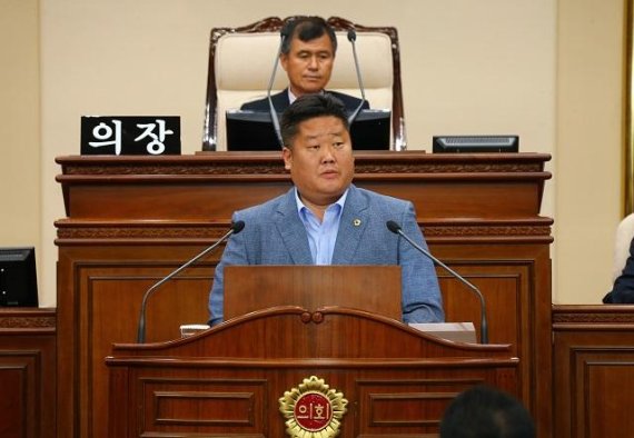 지난 24일 열린 강원도의회 제281회제2차본회의에서 이상호 의원은 “강원도는 2001년부터 폐특법에 의거 1조6000억원에 이르는 자금을 받아 폐기금을 조성하였지만, 그 자금을 지역 대체 산업 육성을 위해 철저한 준비와 체계적인 계획 없이 지역의 공공서비스에 집중, 대체산업 육성에 실패하였다.”고 지적,"이 시점에 이러한 상황이라면 지역의 명운이 달린 폐특법 연장에 최문순 지사께서 절박하게 움직이시는게 맞다.“고 촉구했다.