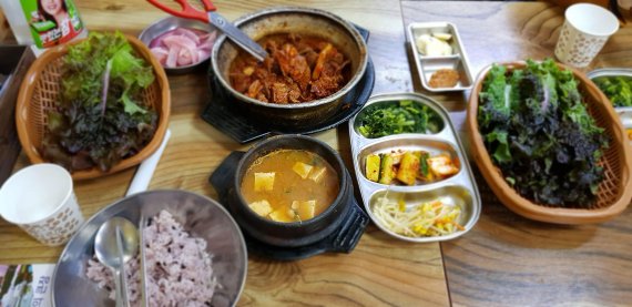 서문시장의 명물인 갈비찜 골목의 터줏대감으로 불리는 삼미갈비찜집의 갈비찜 정식.