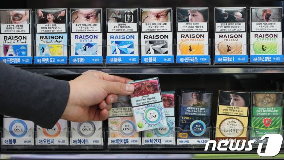 23일 서울 종로구의 한 편의점에 교체된 경고그림을 부착한 담배가 진열되어 있다. 2018.12.23/뉴스1 © News1 허경 기자