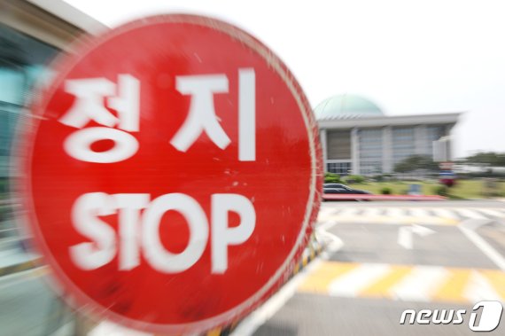 여야가 평행선을 유지한 가운데 한국당이 패스트트랙(신속처리 안건) 정국 이후 5월에 이어 6월 국회 역시 보이콧 할 수 있다는 주장이 제기되고 있다. © News1 임세영 기자