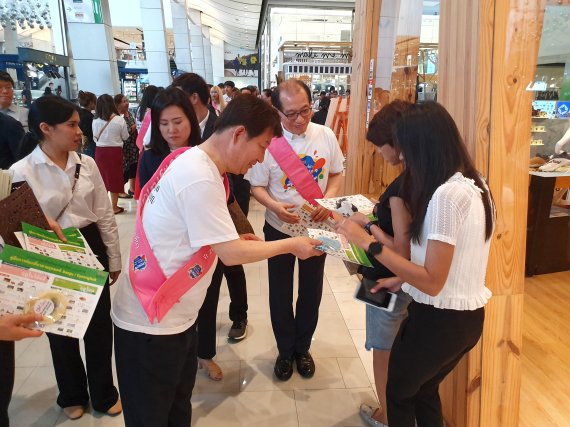 권영진 대구시장(앞줄 왼쪽)이 23일 태국 방콕 시내 '센트럴월드'에서 열린 '2020대구경북 관광의 해' 로드캠페인 후 시민들에게 전단지와 복주머니를 나눠주고 있다. 사진=김장욱 기자
