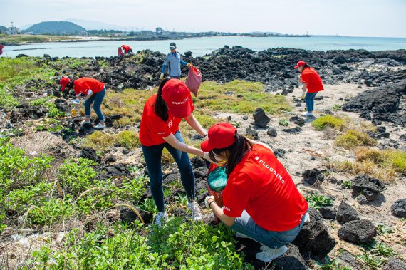 26일 이스타항공과 이바라키현 관계자들이 마라톤 코스 주변의 해변정화 활동을 하고 있다