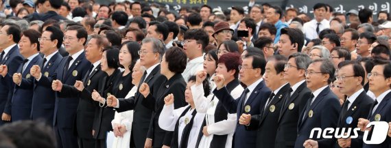 문재인 대통령이 18일 광주 국립 5·18민주묘지에서 열린 제39주년 5·18민주화운동 기념식에서 ‘임을 위한 행진곡’을 제창하고 있다. 이날 기념식에는 각계대표와 5·18민주화운동 유공자, 유족, 일반시민, 학생 등 5000여 명이 참석했다. 2019.5.18/뉴스1 © News1 이종덕 기자
