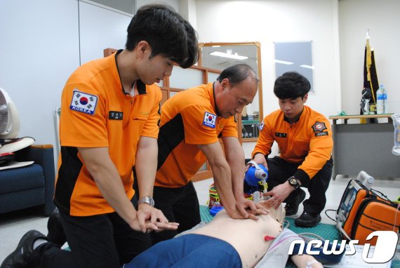 심폐소생술을 하고 있는 119 구조대원들의 모습(제공=대전시 소방본부)© 뉴스1