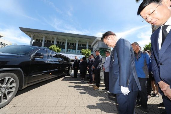 제주도의회 빠져 나가는 허창옥 부의장 운구차량