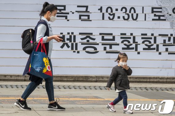 서울 광화문광장에서 마스크를 쓴 엄마와 아이가 걸음을 재촉하고 있다./뉴스1 © News1 유승관 기자