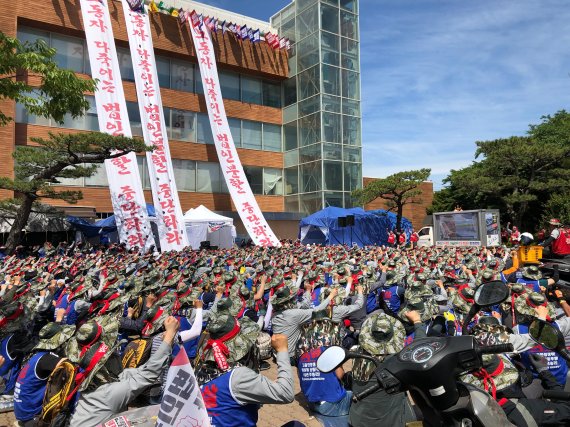 28일 총파업에 돌입한 현대중공업 노조가 점거 중인 울산시 동구 한마음회관 광장에서 사측의 물적분할 반대와 주주총회 중단을 요구하는 집회를 갖고 있다. /사진=최수상 기자