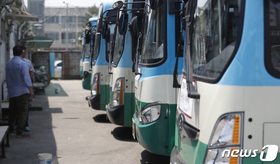 충남 논산시 한 버스업체 차고지에 버스들이 정차돼 있다. 2019.5.14/뉴스1 © News1 주기철 기자
