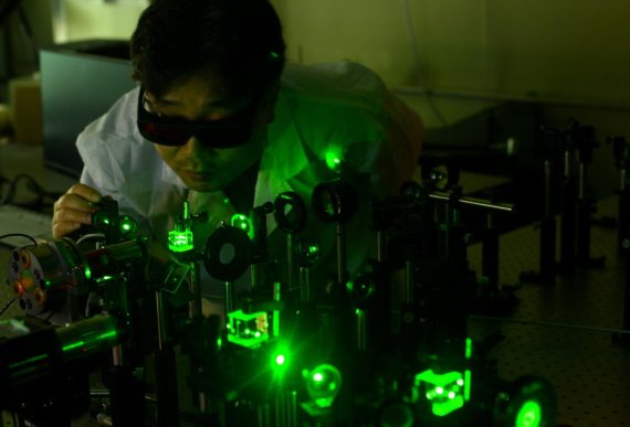 KRISS 융합물성측정센터 이윤희 책임연구원이 엔빌셀 내의 압력과 분자진동을 측정하기 위하여 레이저를 정렬하고 있다.