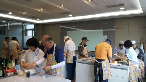 군포시 남성독거노인 요리교실 인기 ‘쑥쑥’