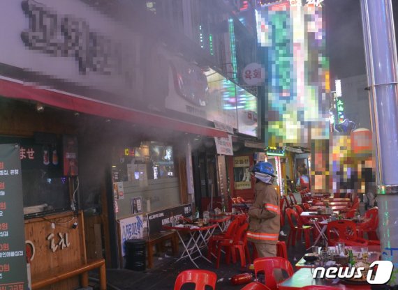 28일 오후 9시 28분쯤 경기도 부천시 중동의 한 술집에서 휴대용 가스버너가 폭발했다.소방대원이 화재를 진압하고 있다.(부천소방서제공)2019.5.29/뉴스1 © News1 정진욱 기자