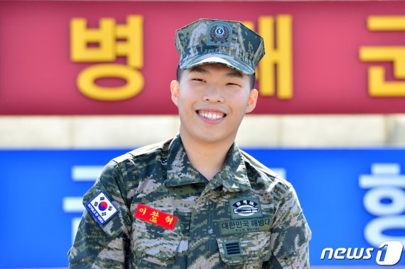 악동뮤지션 이찬혁이 29일 오전 해병대 만기 전역을 한 후 복무했던 경북 포항시 남구 오천읍 해병대 1사단 서문 앞에서 팬들에게 전역 신고를 하고 있다. 이 예비역은 "전역을 하루 앞두고 가슴이 서래 잠을 잘 수 없었다＂고 말했다. 2019.5.29/뉴스1 © News1 최창호 기자