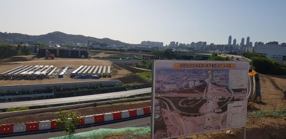 이천~오산 고속도로는 당초 2019년에 조기 개통할 예정이었지만 동탄IC 토지보상이 늦어지면서 2022년 말에 개통될 예정이다.