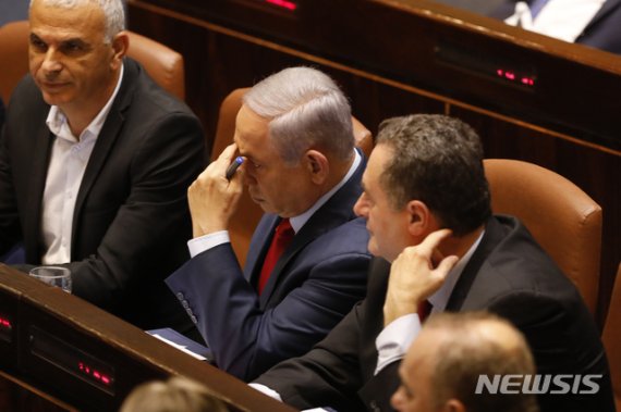 베냐민 네타냐후 이스라엘 총리가 30일(현지시간) 의회에서 이마에 손을 짚고 있다.뉴시스