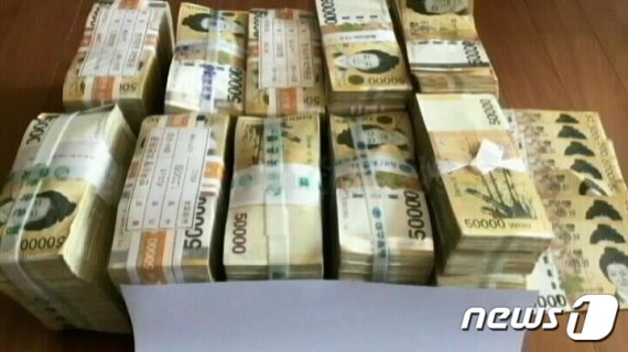 고액체납자 집에서 발견한 현금다발.(국세청 자료)© 뉴스1