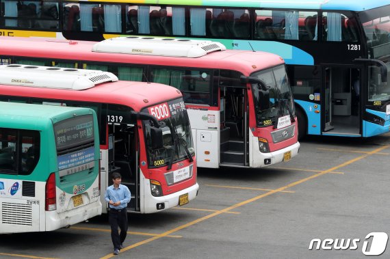 경기도 용인시 처인구의 한 버스업체 차고지에 버스들이 정차돼 있다. 2019.5.13/뉴스1 © News1 조태형 기자