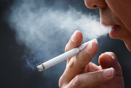 흡연자들이 담배를 피우는 모습. 2014.4.10/뉴스1