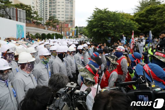 지난달 31일 오전 현대중공업 회사 주총 준비요원 등 500여 명이 주주총회가 열리는 울산 한마음회관에서 노조원들과 대치하고 있다./사진=뉴스1