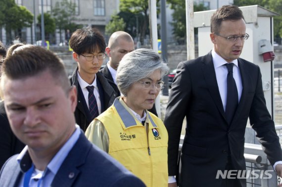 31일 헝가리 부다페스트 현지에 도착한 강경화 외교부 장관(중앙)이 페테르 시야르토 헝가리 외교부 장관(오른쪽)과 함께 사고 현장을 둘러보고 있다. 지난 29일(현지시간) 한국인 관광객을 태운 유람선은 크루즈선과 충돌, 침몰했다. 이 과정에서 우리 국민 7명이 사망하고 19명이 실종됐다. 헝가리 당국과 우리 정부가 급파한 신속대응팀은 현지에서 실종자 수색작업을 벌이고 있다. /사진=뉴시스