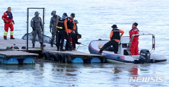 한국-헝가리 구조대가 헝가리 부다페스트 다뉴브강에서 실종자 수색 준비작업을 하고 있다. /사진=뉴시스